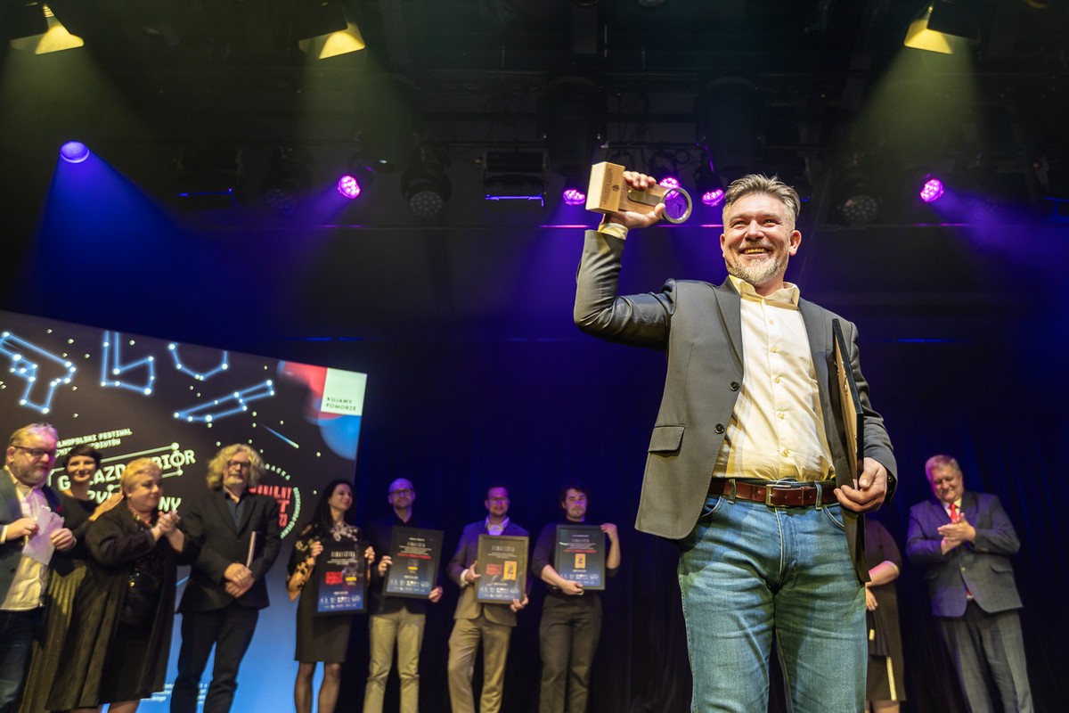 Przemysław Kowalewski na gali Nagrody Literackiej Marszałka Województwa 2023, fot. Szymon Zdziebło dla UMWKP