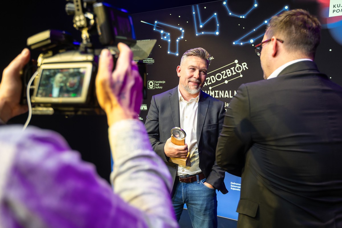 Przemysław Kowalewski na gali Nagrody Literackiej Marszałka Województwa 2023, fot. Szymon Zdziebło dla UMWKP