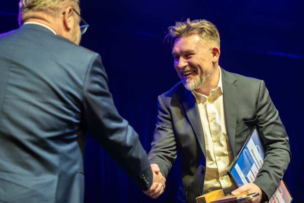 Przemysław Kowalewski na gali Nagrody Literackiej Marszałka Województwa 2023, fot. Szymon Zdziebło dla UMWKP