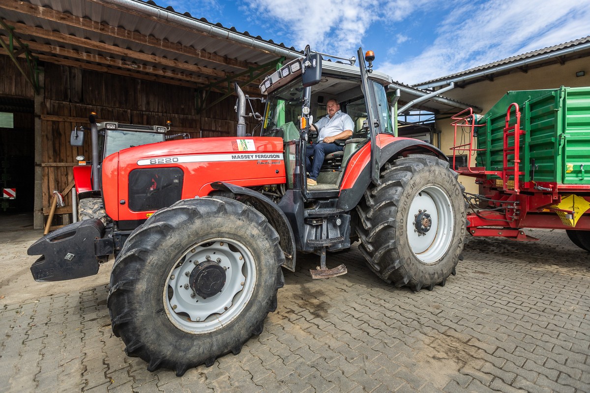 Kazimierz Kurzyński w ciągniku, fot. Szymon Zdziebło/tarantoga.pl