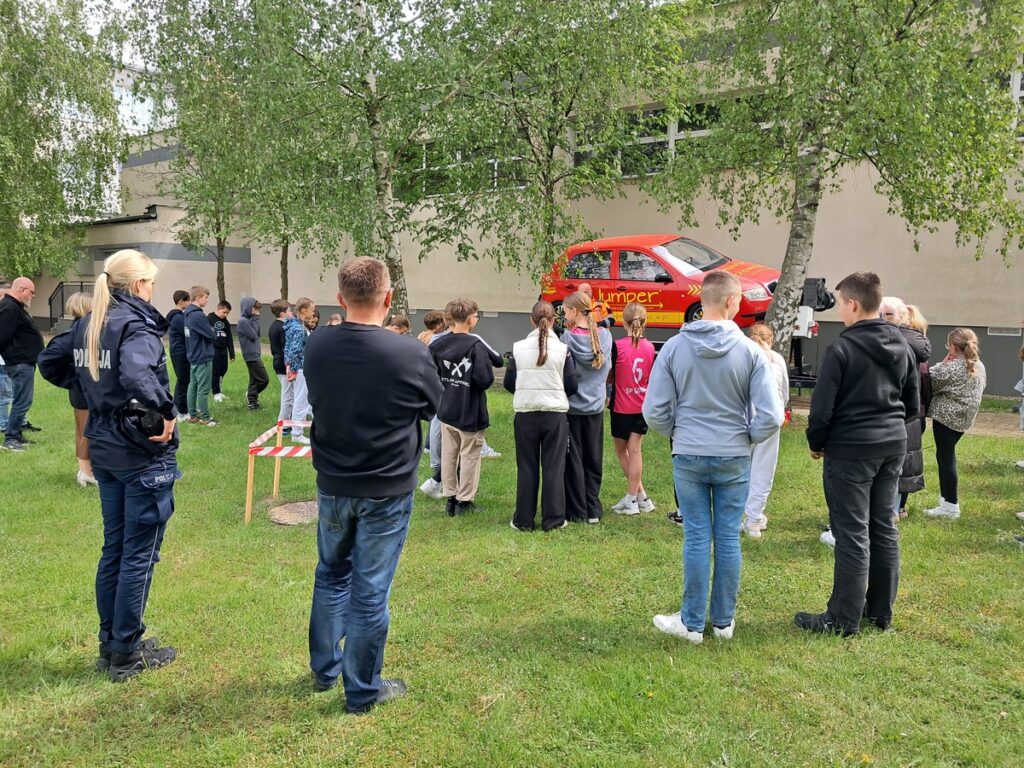 Pokaz symulatora dachowania wyk. z. SP Łasin