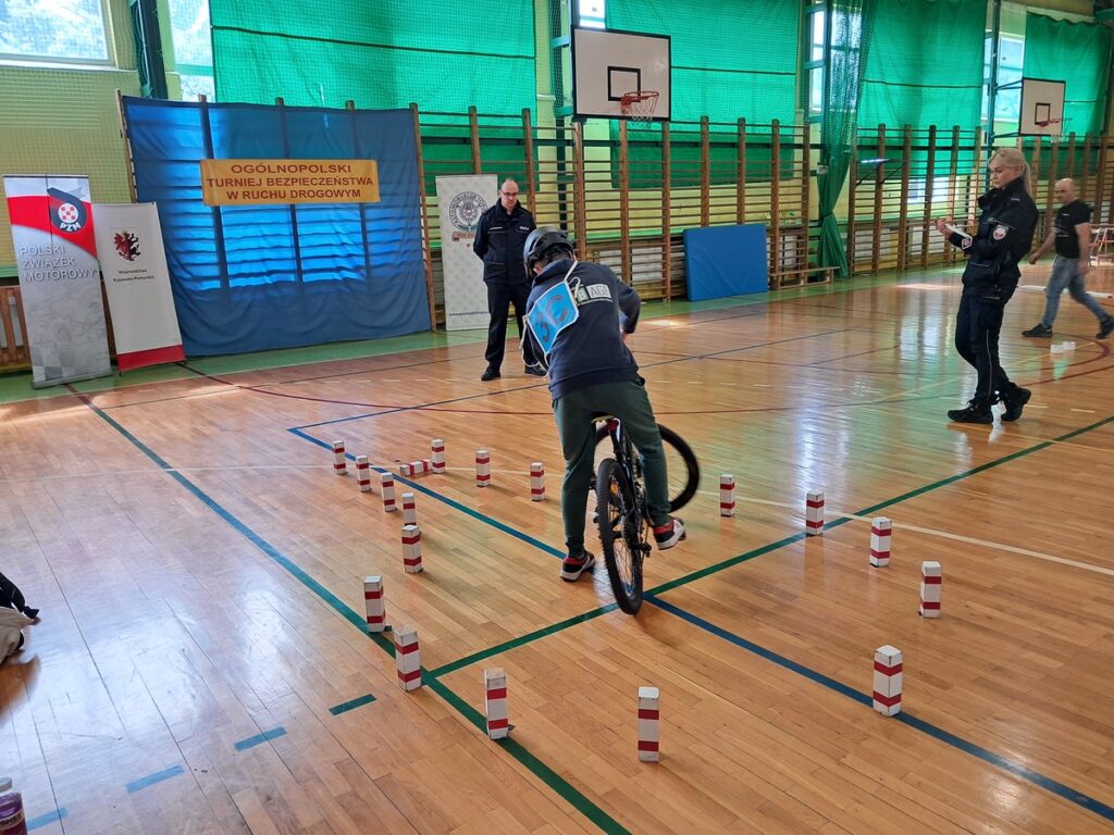 Rywalizacja na torze przeszkód zdj.wyk. SP Łasin