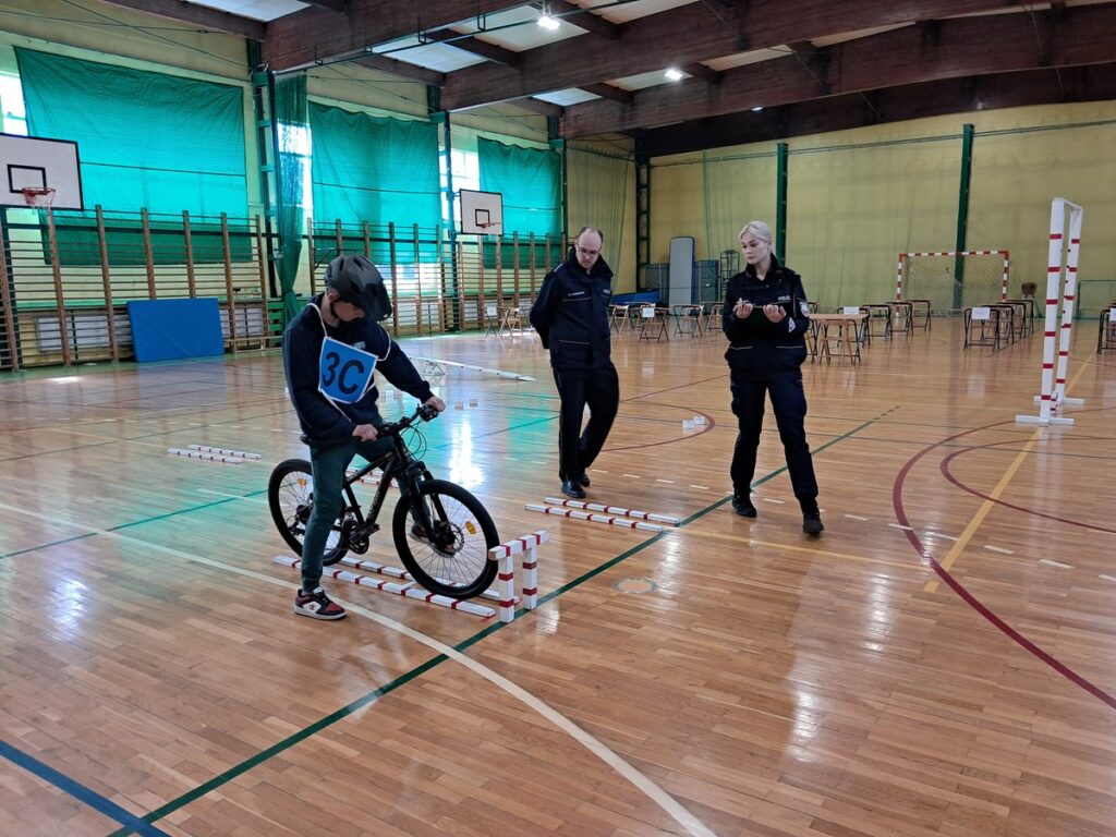 Zmagania na torze przeszkód zdj.w. SP Łasin