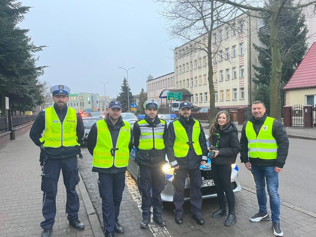 Organizatorzy akcji profilaktycznej odnoszącej się do bezpieczeństwa w ruchu drogowym foto wyk. wolontariusz IPA
