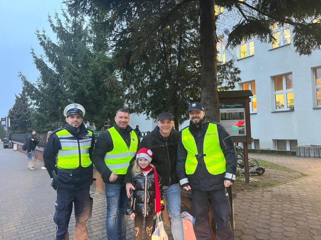 przekazanie niespodzianki foto wyk. wolontariusz IPA