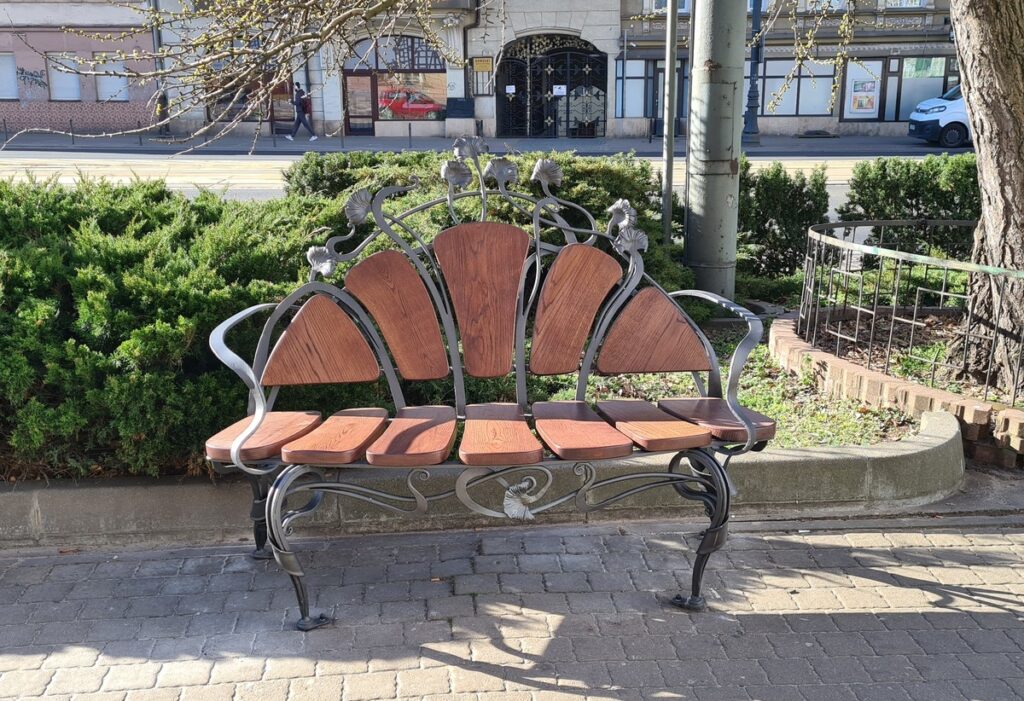 Ławka milorzebowa przed budynkiem KPCEN w Bydgoszczy