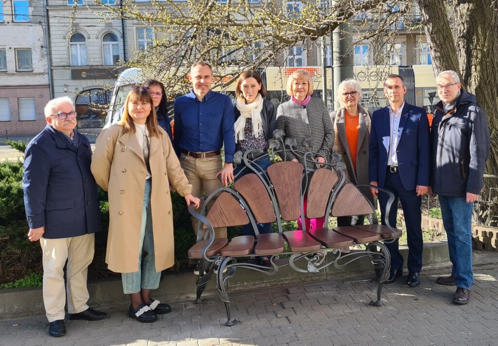 Ławka milorzebowa w otoczeniu pracowników KPCEN w Bydgoszczy