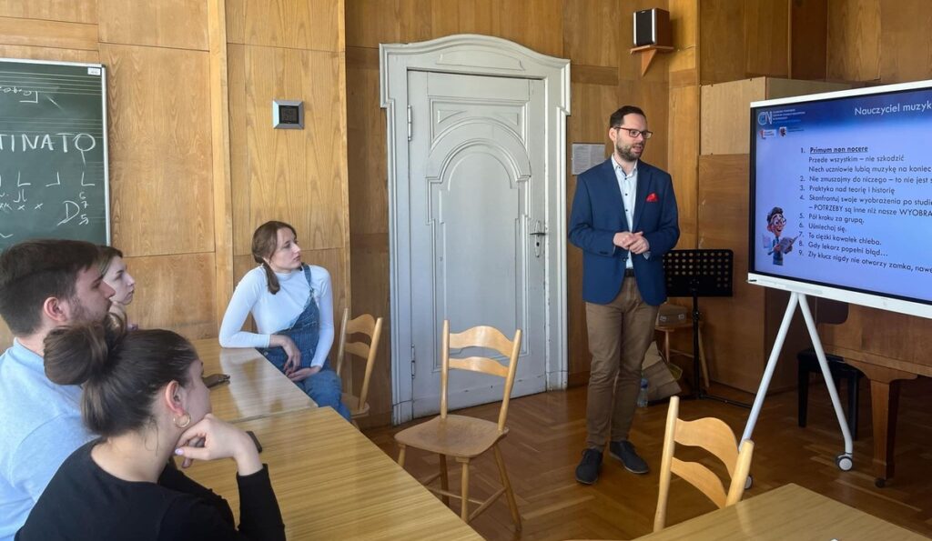 Prowadzący Piotr Szczepańczyk oraz studenci Akademii Muzycznej w Bydgoszczy