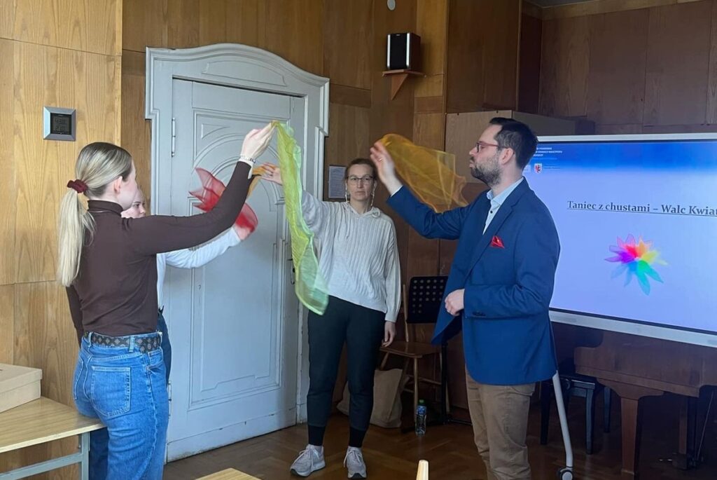 Taniec z chustami - ćwiczenie