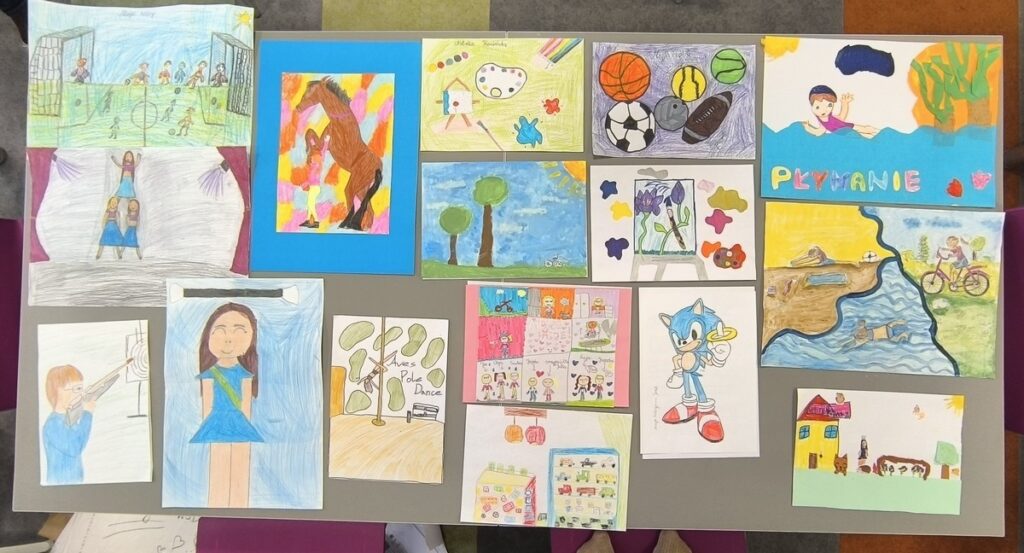 Tablica z przywieszonymi pracami konkursowymi.