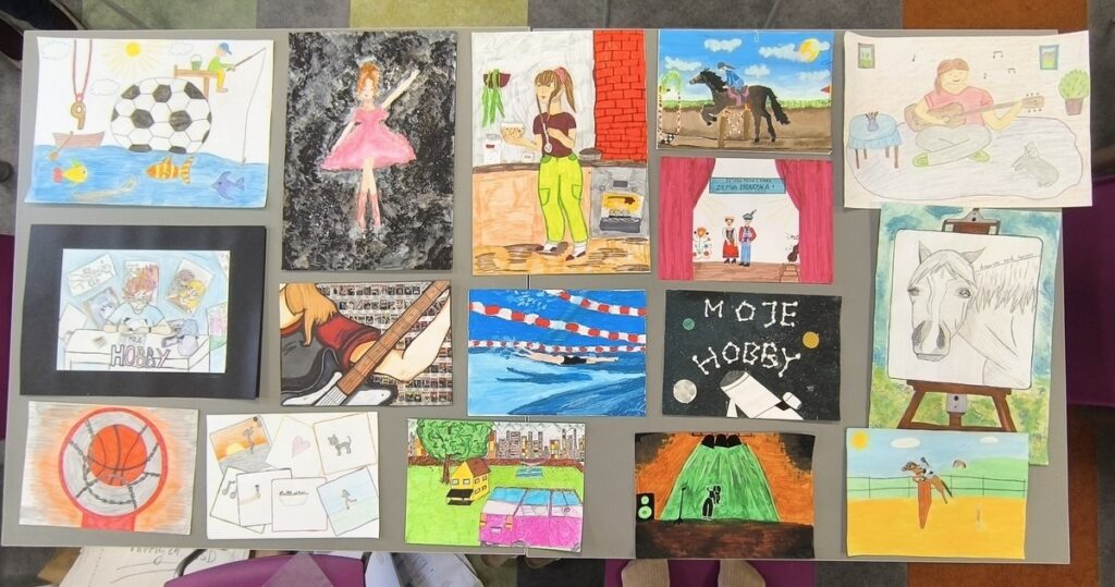 Tablica z przywieszonymi pracami konkursowymi.