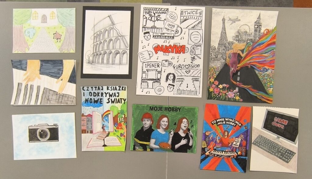 Tablica z przywieszonymi pracami konkursowymi.