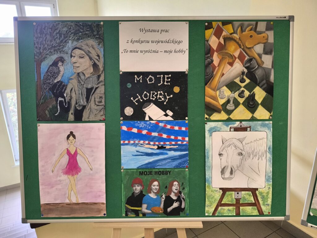 Tablica z przywieszonymi pracami konkursowymi.