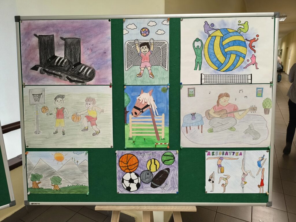 Tablica z przywieszonymi pracami konkursowymi.