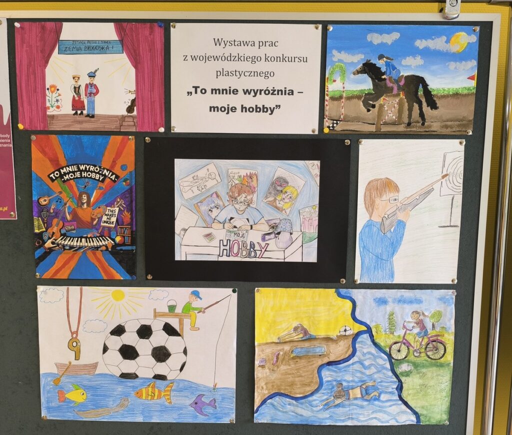 Tablica z przywieszonymi pracami konkursowymi.