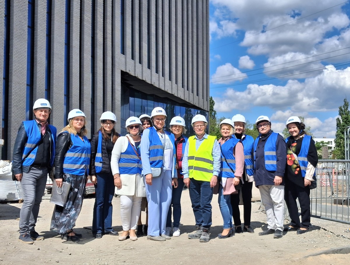 Dyrektorzy przed wejściem na budowę, fot. KPCEN Bydgoszcz