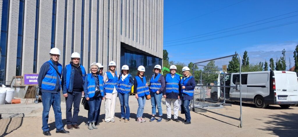 Nauczyciele konsultanci przed wejściem na budowę, fot. KPCEN Bydgoszcz