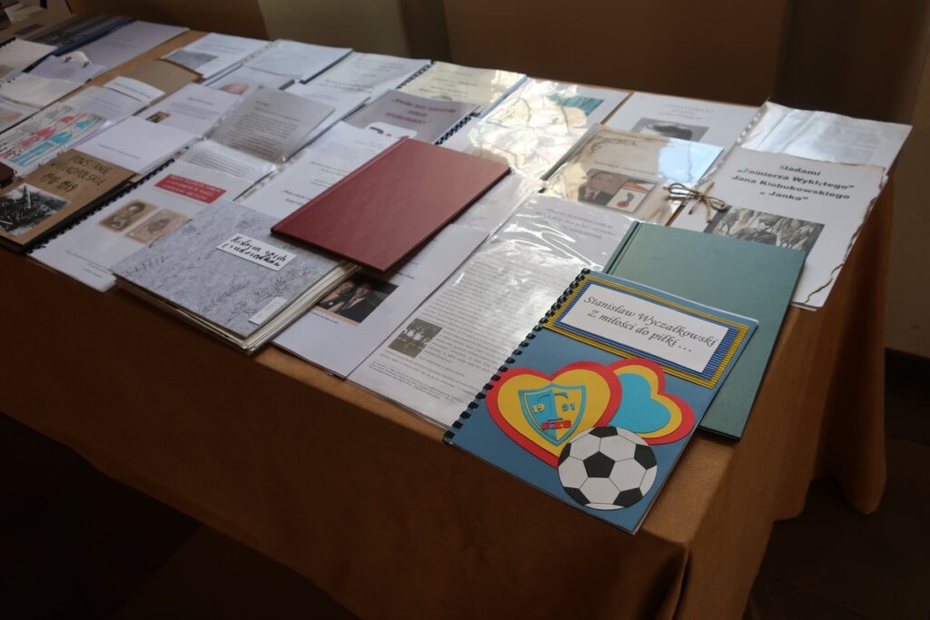 prace laureatów konkursu w kategorii szkół podstawowych leżące na stole