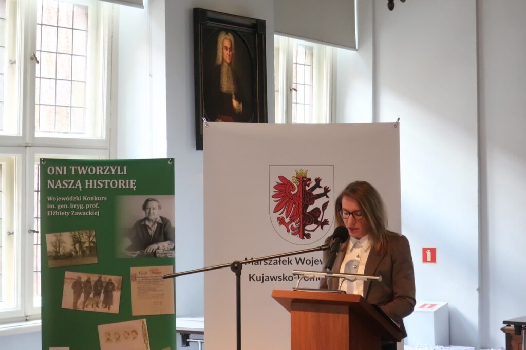 powitanie zaproszonych gości uroczystej gali konkursu przez Panią Kamilę Łajczak, Zastępcę Dyrektora Departamentu Edukacji