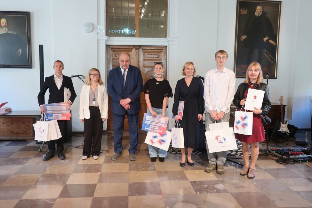 laureaci konkursu w kategorii szkół podstawowych ze swoimi opiekunami naukowymi