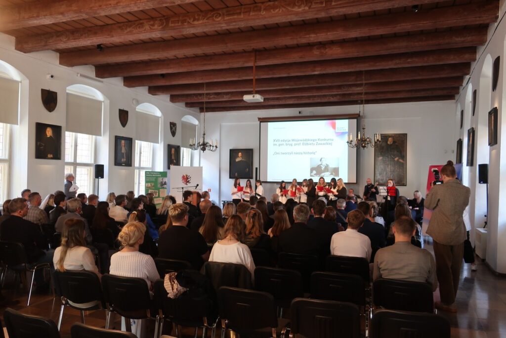 widok na Salę Mieszczańską w Ratuszu Staromiejskim w Toruniu wraz zaproszonymi gośćmi