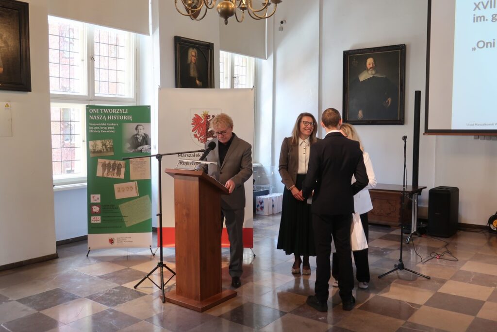 gratulacje składane przez dyrekcję Departamentu Edukacji dla laureata I miejsca w kategorii szkół podstawowych Antoniego Pogorzały