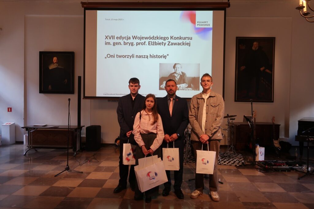 grupa nagrodzonych uczniów z Zespołu Szkół Ogólnokształcących w Wąbrzeźnie z nauczycielem historii Panem Grzegorzem Banasiem