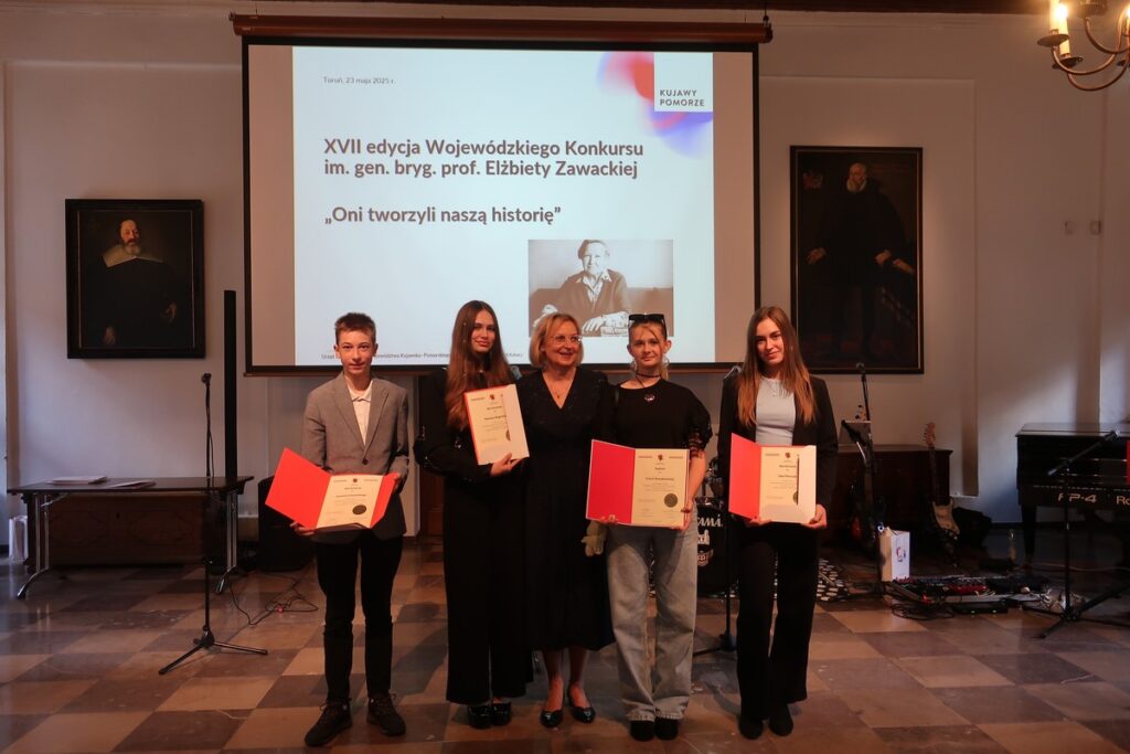 grupa nagrodzonych uczniów ze Szkoły Podstawowej nr 57 im. Towarzystwa Miłośników Miasta Bydgoszczy z nauczycielką Panią Hanną Jankowiak