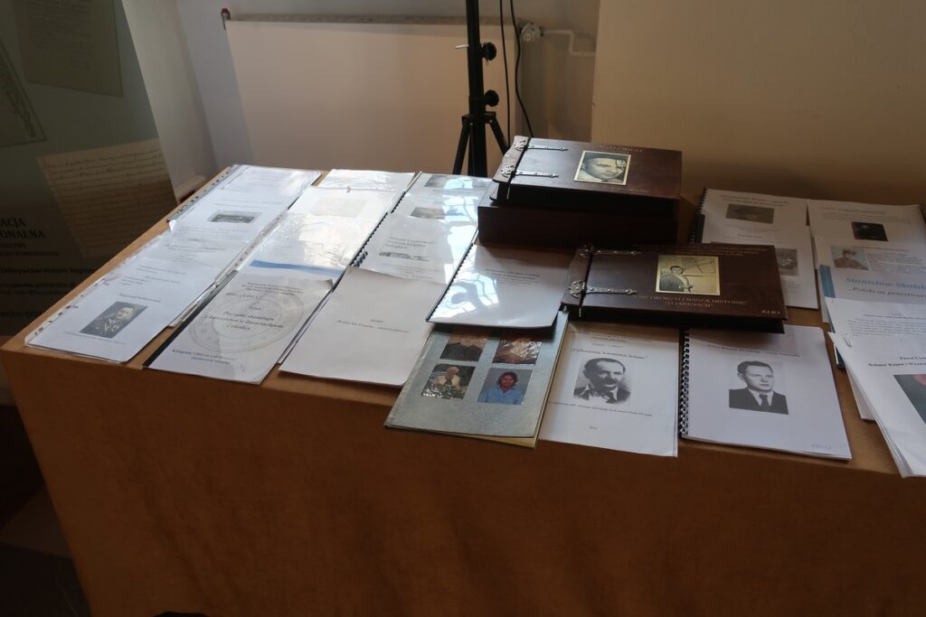 prace laureatów konkursu w kategorii uczniów liceów, techników oraz szkół branżowych leżące na stole