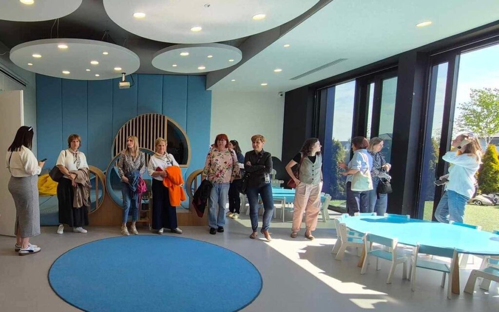 Zwiedzanie przedszkola przez uczestników konferencji