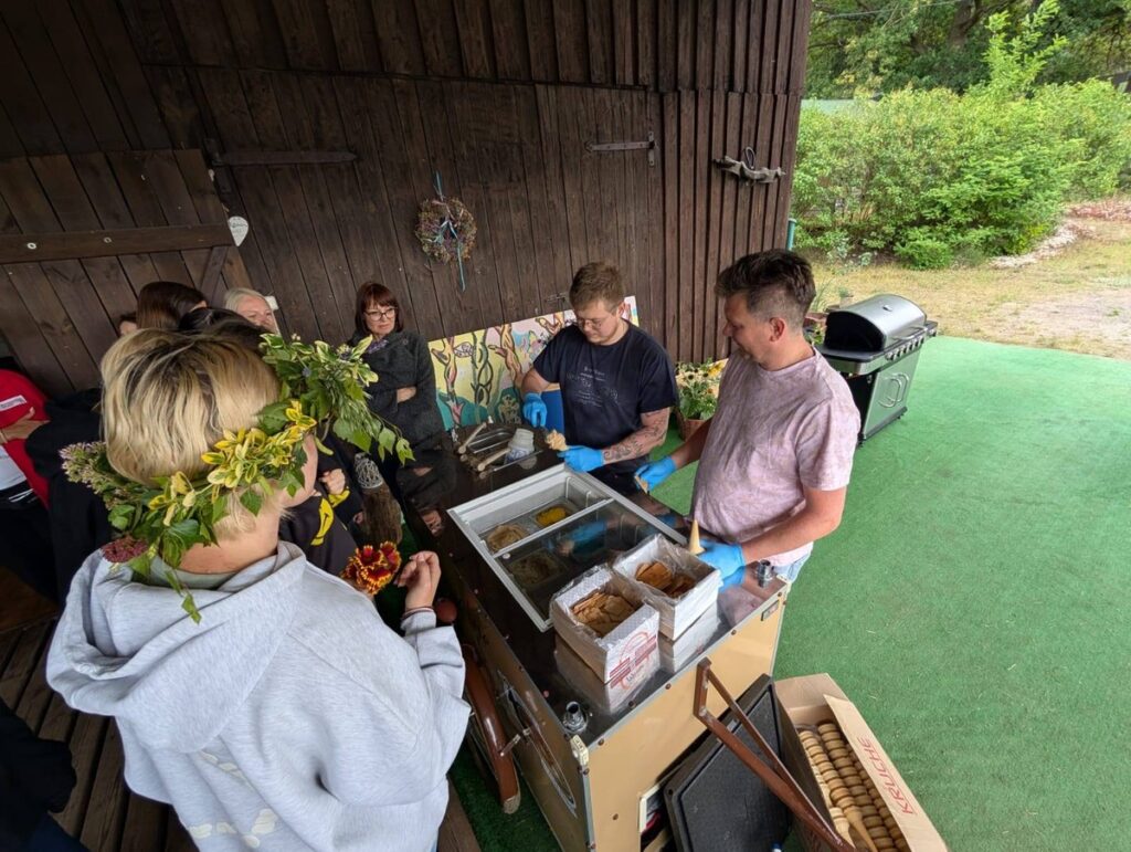 uczniowie Kliniki Psychiatrii jedzą lody z firmy Pasjonata, autor Anna Widerkiewicz