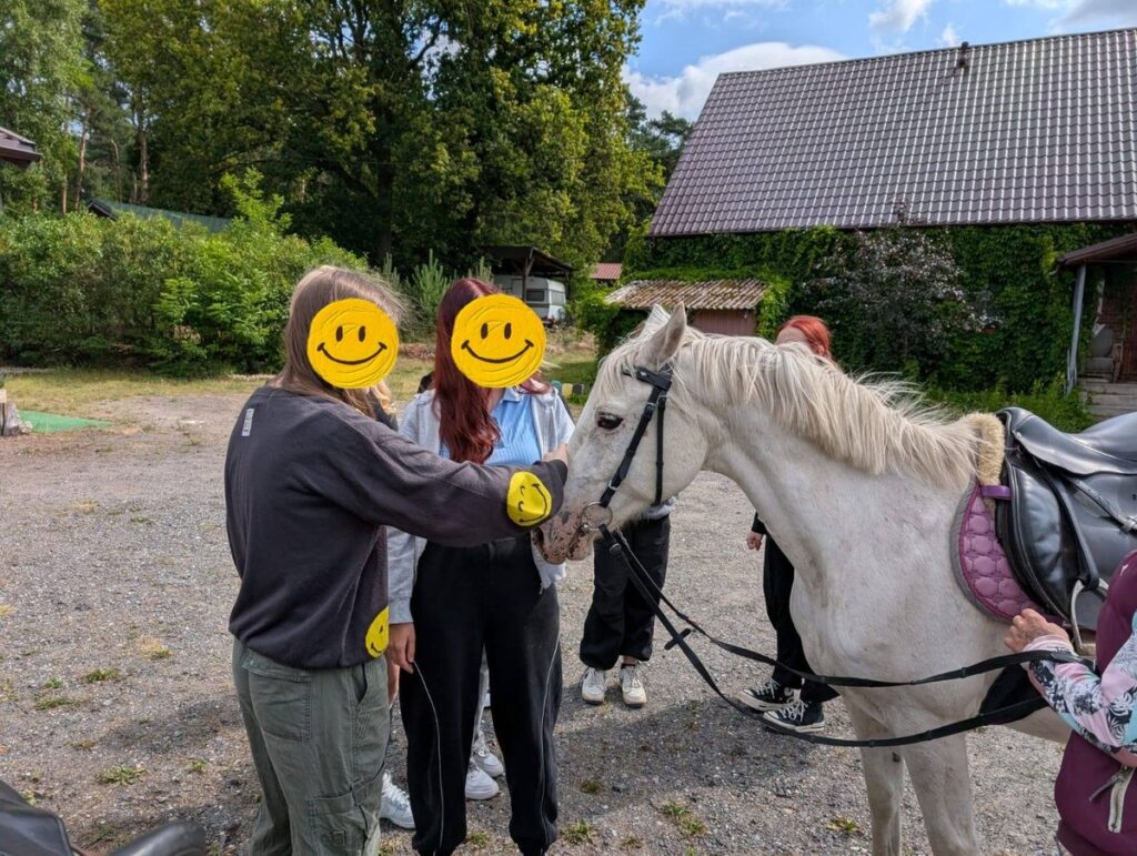 uczniowie Kliniki Psychiatrii uczestniczą w zajęciach z kucykami, autor Anna Widerkiewicz