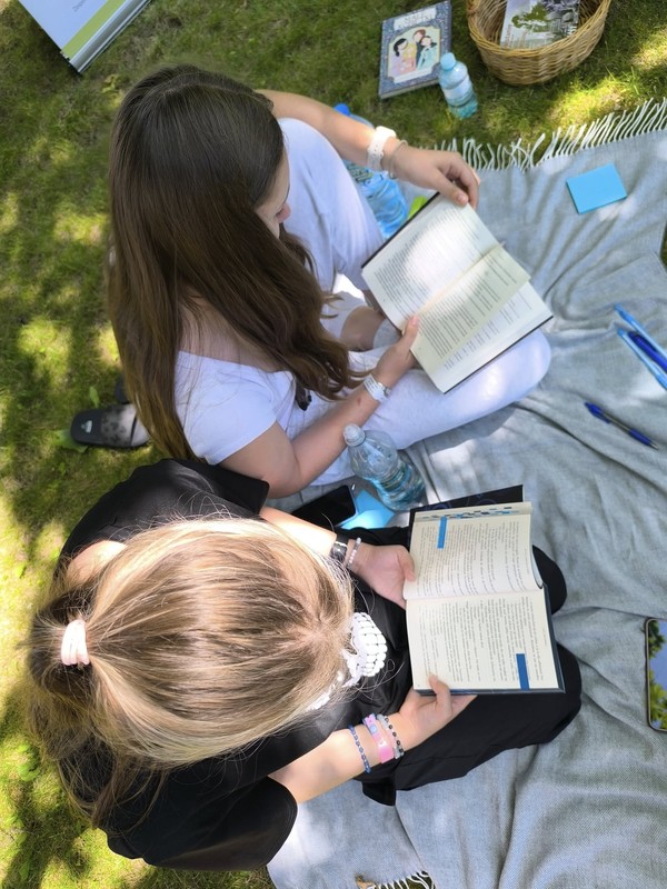 Czytamy książki które przynieśliśmy do szpitala