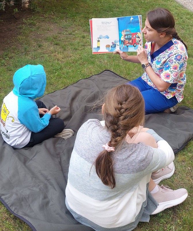 Czytanie na polanie z nauczycielem edukacji wczesnoszkolnej