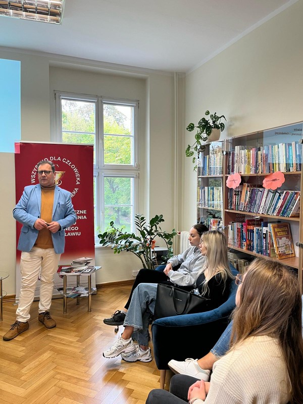 Spotkanie w czytelni biblioteki z Panem Maciejem Kluczykiem