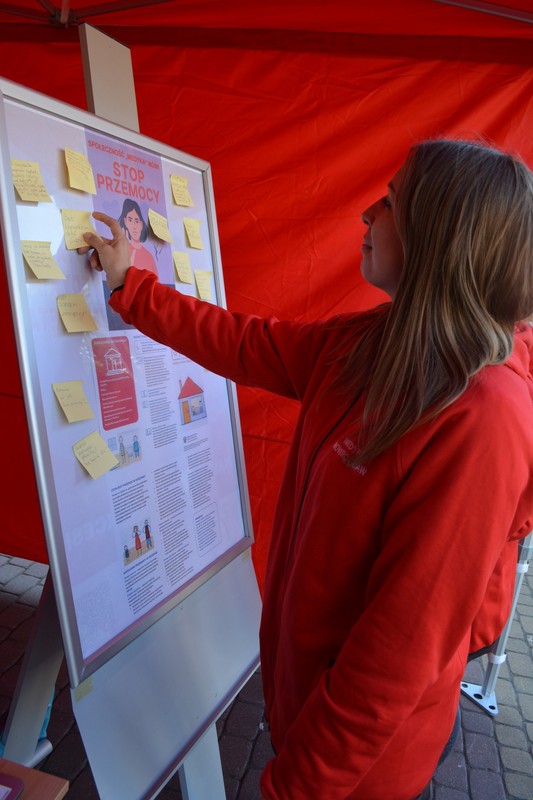 Przed budynkiem szkoły