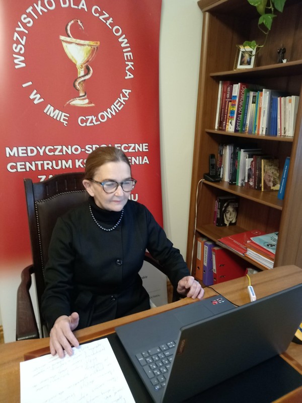 Pani Dyrektor Urszula Majewska podczas konferencji zdalnej