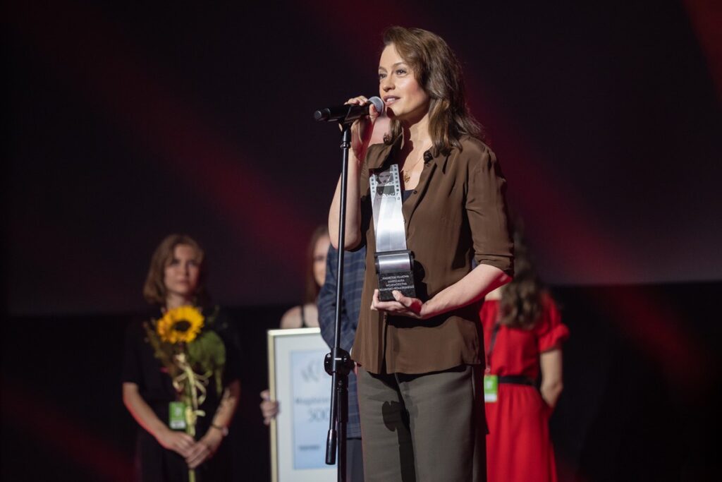 Magdalena Różczka z Nagrodą Filmową Marszałka Województwa Kujawsko-Pomorskiego im. Poli Negri, fot. Mikołaj Kuras dla UMWKP