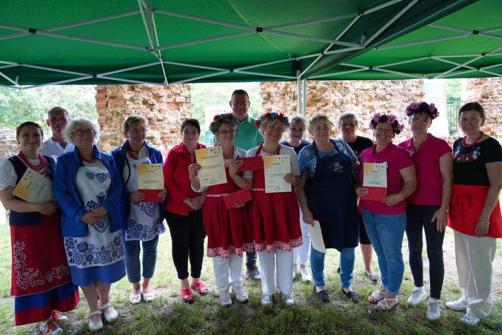 Smaki wsi kujawskiej - zdjęcie wykonane przez partnera projektu Stowarzyszenie Kulturalne "Serpentyna", przedstawia laureatów konkursu grand prix