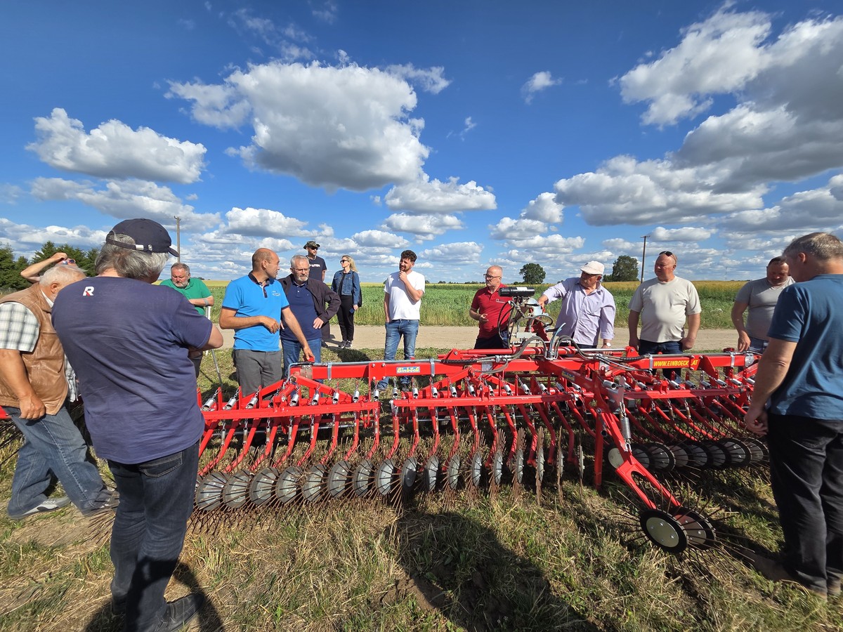 Wyzwania rolnictwa ekologicznego - zdjęcie wykonane przez przedstawiciela UMWK-P/pracownika KSOW+, przedstawia uczestników wizyty studyjnej podczas pobytu w gospodarstwie Pana Romana Iwickiego