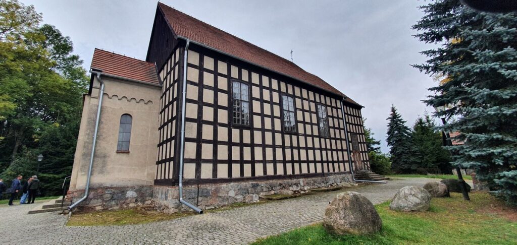 Prace ratunkowe okien kościoła parafialnego p.w. św. Katarzyny Aleksandryjskiej w Sypniewie