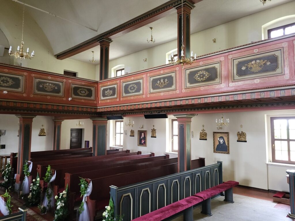 Wnętrze kościoła p.w. Matki Bożej Królowej Polski we Włókach