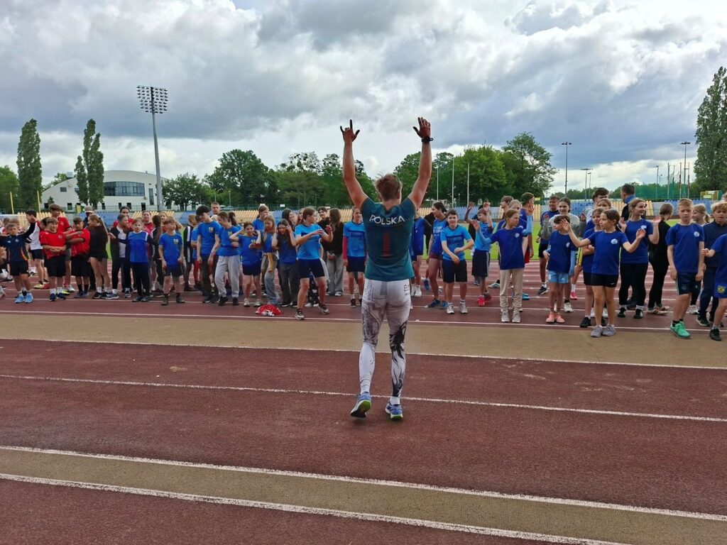 Rozgrzewka prowadzona przez Katarzynę Zillmann