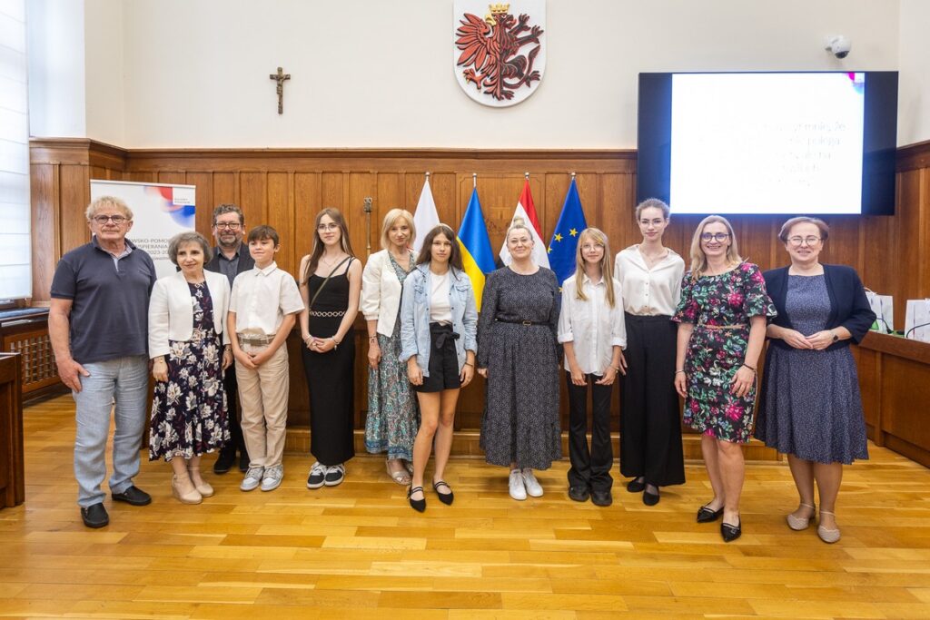 Uczestnicy konkursu „Mój ojciec” z opiekunami.