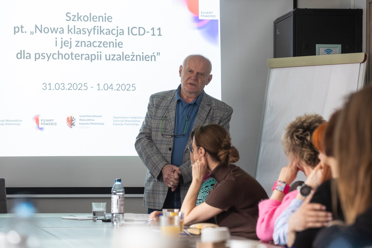 prof. Krzysztof Gąsior - prowadzący szkolenie pn. „Nowa klasyfikacja ICD-11 i jej znaczenie dla psychoterapii uzależnień” oraz uczestnicy szkolenia, fot_Mikolaj_Kuras