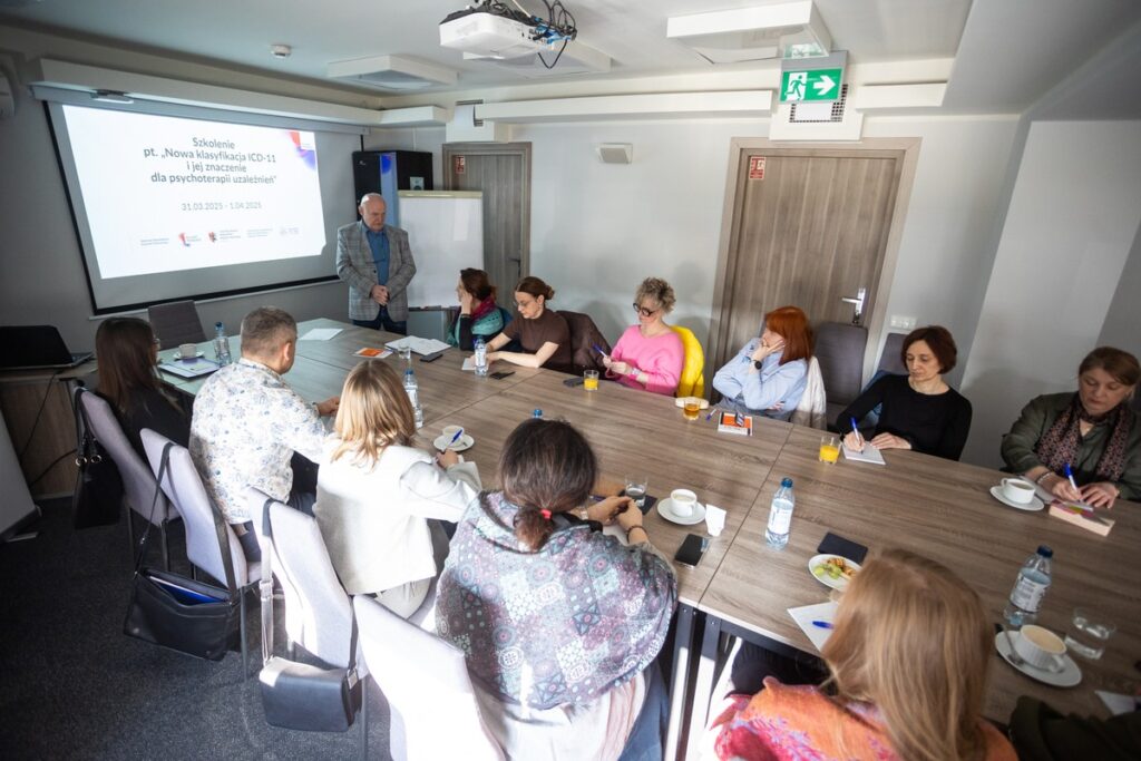prof. Krzysztof Gąsior - prowadzący szkolenie pn. „Nowa klasyfikacja ICD-11 i jej znaczenie dla psychoterapii uzależnień” oraz uczestnicy szkolenia, fot_Mikolaj_Kuras