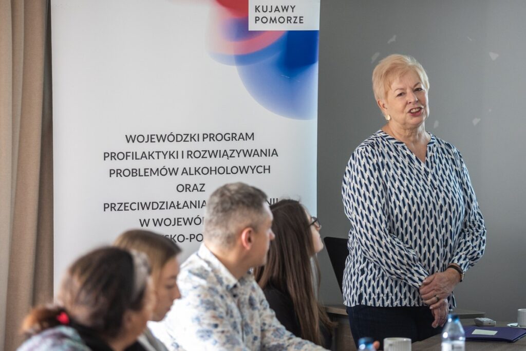 Elżbieta Rachowska – Konsultant Wojewódzki w dziedzinie psychoterapii uzależnień oraz uczestnicy szkolenia, fot_Mikolaj_Kuras