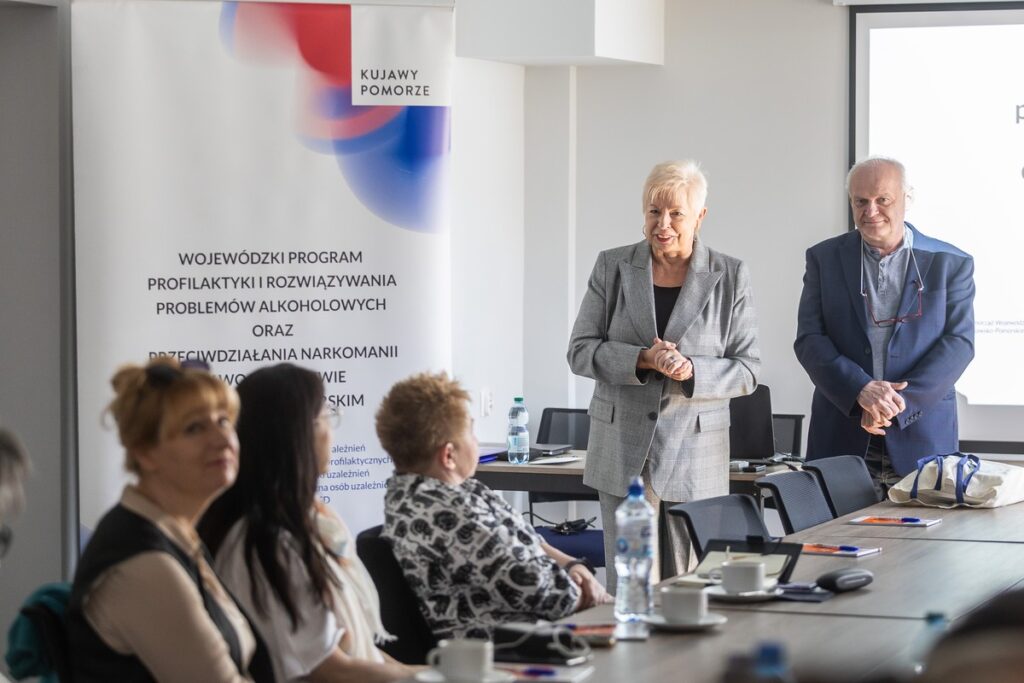 prof. Krzysztof Gąsior - prowadzący szkolenie pn. „Nowa klasyfikacja ICD-11 i jej znaczenie dla psychoterapii uzależnień”, Elżbieta Rachowska - Konsultant Wojewódzki w dziedzinie psychoterapii uzależnień oraz uczestnicy II edycji szkolenia, fot_Szymon_Zdziebło