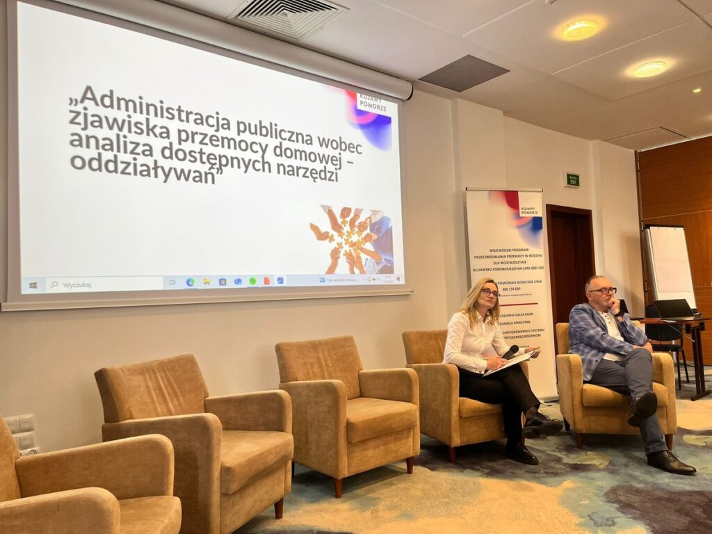 Dorota Piekarek, Kierownik Biura Wsparcia Rodziny, Przeciwdziałania Przemocy i Uzależnieniom, Marek Koliński, Realizator oddziaływań korekcyjno-edukacyjnych dla osób stosujących przemoc domową – seminarium „Administracja publiczna wobec zjawiska przemocy domowej – analiza dostępnych narzędzi oddziaływań” fot. Biuro Wsparcia Rodziny, Przeciwdziałania Przemocy i Uzależnieniom