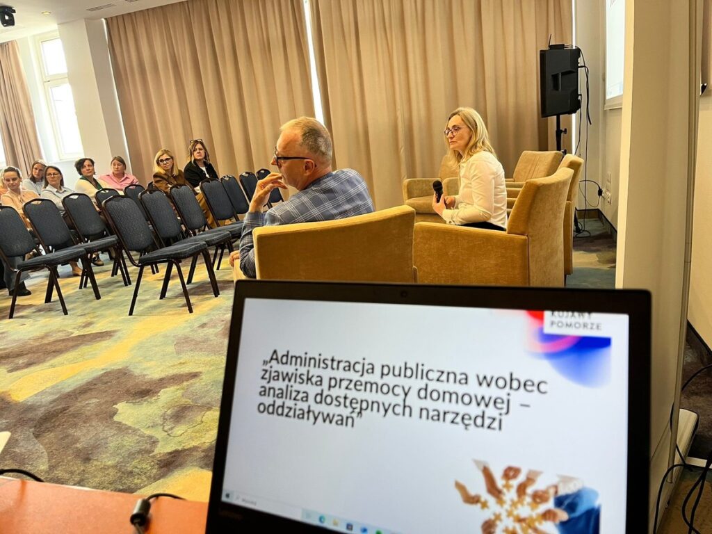 Dorota Piekarek, Kierownik Biura Wsparcia Rodziny, Przeciwdziałania Przemocy i Uzależnieniom, Marek Koliński, Realizator oddziaływań korekcyjno-edukacyjnych dla osób stosujących przemoc domową, Przedstawiciele Powiatowych Centrów Pomocy Rodzinie – seminarium „Administracja publiczna wobec zjawiska przemocy domowej – analiza dostępnych narzędzi oddziaływań” fot. Biuro Wsparcia Rodziny, Przeciwdziałania Przemocy i Uzależnieniom